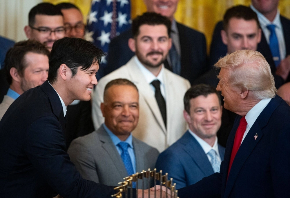 Dodgers pitcher Shohei Ohtani shakes hands with U.S. President Donald Trump at the White House in Washington on Monday. Dodgers pitcher Shohei Ohtani shakes hands with U.S. President Donald Trump at the White House in Washington on Monday.
