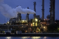 A chemical plant in Mie Prefecture. The number of business failures linked to soaring labor costs and labor shortages increased 1.6 times to 309, the highest since fiscal 2013. | bloomberg