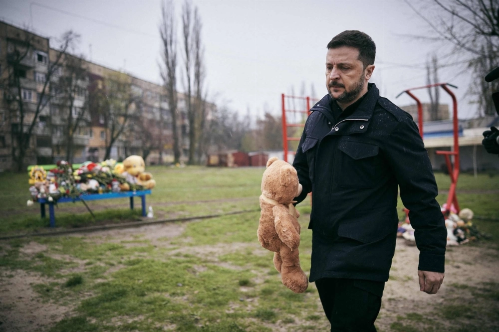Ukrainan President Volodymyr Zelensky visits his hometown of Kryvyi Rig, where several Ukrainians were killed in a recent Russian missile strike, on Friday. Ukrainan President Volodymyr Zelensky visits his hometown of Kryvyi Rig, where several Ukrainians were killed in a recent Russian missile strike, on Friday.