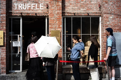 Customers line up patiently for some early-afternoon baked goods outside Truffle, which is located close to Hiroo Station on the Hibiya Line. Customers line up patiently for some early-afternoon baked goods outside Truffle, which is located close to Hiroo Station on the Hibiya Line.