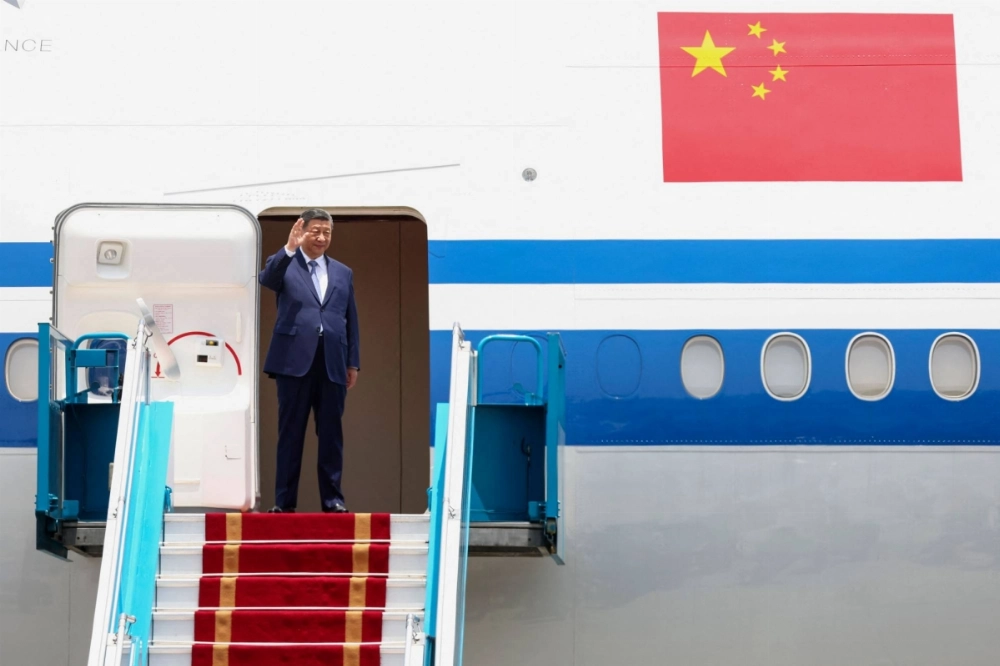 Chinese leader Xi Jinping waves as he arrives for a two-day state visit at Hanoi's Noi Bai International Airport in Hanoi on Monday. Chinese leader Xi Jinping waves as he arrives for a two-day state visit at Hanoi's Noi Bai International Airport in Hanoi on Monday.