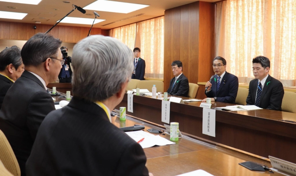 Farm minister Taku Eto (second from right) meets with rice wholesalers and retailers on Monday. Farm minister Taku Eto (second from right) meets with rice wholesalers and retailers on Monday.