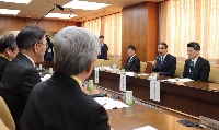 Farm minister Taku Eto (second from right) meets with rice wholesalers and retailers on Monday. | Jiji