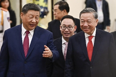 Chinese President Xi Jinping (left) speaks to Communist Party of Vietnam chief To Lam in Hanoi on Monday. Chinese President Xi Jinping (left) speaks to Communist Party of Vietnam chief To Lam in Hanoi on Monday.