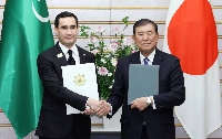 Prime Minister Shigeru Ishiba (right) and Turkmen President Serdar Berdimuhamedov shake hands at the Prime Minister's Office on Tuesday. | Jiji