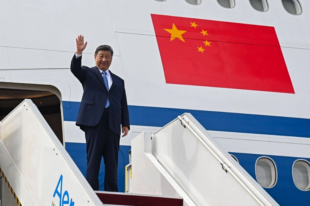 Chinese President Xi Jinping waves upon his departure to Cambodia at the Bunga Raya VIP complex of the Kuala Lumpur International Airport in Sepang, Malaysia. Chinese President Xi Jinping waves upon his departure to Cambodia at the Bunga Raya VIP complex of the Kuala Lumpur International Airport in Sepang, Malaysia.