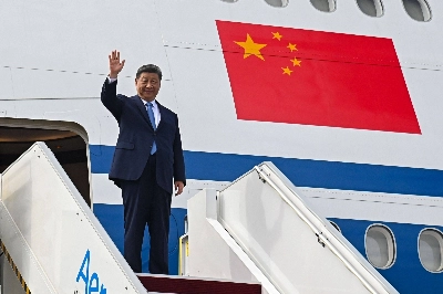 Chinese President Xi Jinping waves upon his departure to Cambodia at the Bunga Raya VIP complex of the Kuala Lumpur International Airport in Sepang, Malaysia. Chinese President Xi Jinping waves upon his departure to Cambodia at the Bunga Raya VIP complex of the Kuala Lumpur International Airport in Sepang, Malaysia.
