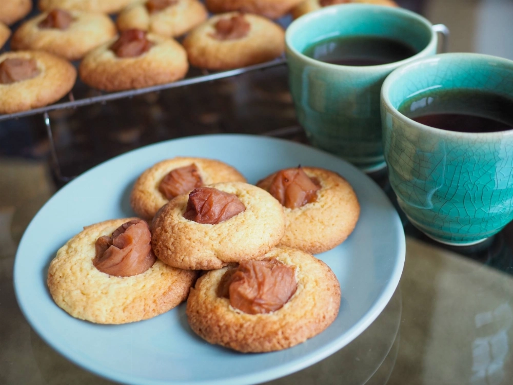"Hachimitsu umeboshi" (pickled plums sweetened with honey), with their sweet-sour flavor, work as an excellent alternative to classic jam toppings for thumbprint cookies. "Hachimitsu umeboshi" (pickled plums sweetened with honey), with their sweet-sour flavor, work as an excellent alternative to classic jam toppings for thumbprint cookies.