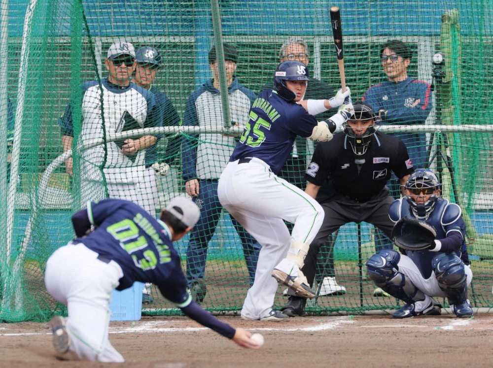 The Tokyo Yakult Swallows' Munetaka Murakami bats during spring camp on March 14 in the city of Urasoe, Okinawa. Murakami returned from a spring injury on Thursday but was taken off the roster again the next day. The Tokyo Yakult Swallows' Munetaka Murakami bats during spring camp on March 14 in the city of Urasoe, Okinawa. Murakami returned from a spring injury on Thursday but was taken off the roster again the next day.