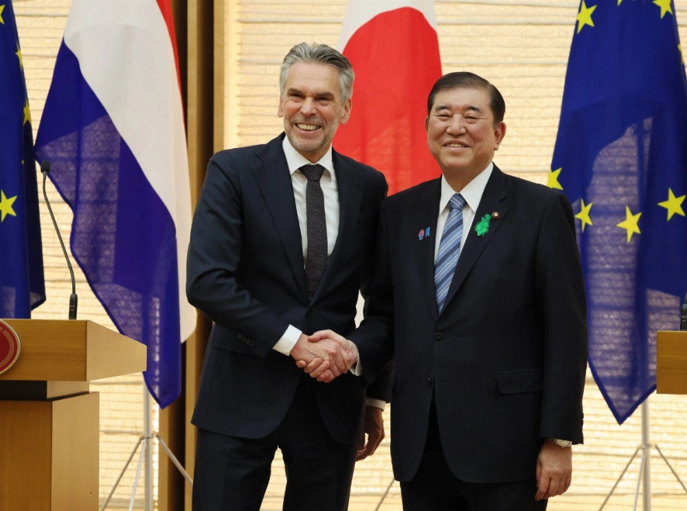 Prime Minister Shigeru Ishiba (right) and his Dutch counterpart, Dick Schoof, shake hands after a joint news conference at the Prime Minister's Office on Monday. Prime Minister Shigeru Ishiba (right) and his Dutch counterpart, Dick Schoof, shake hands after a joint news conference at the Prime Minister's Office on Monday.