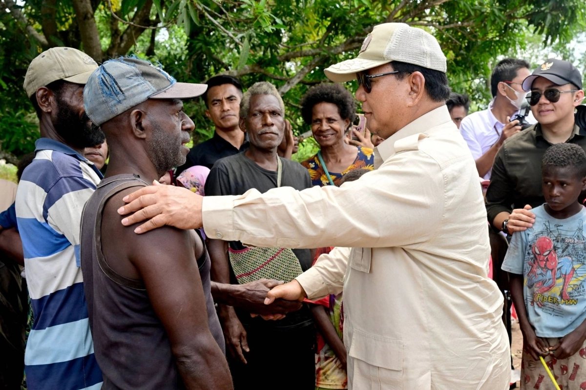 Indonesian President Prabowo Subianto (right) speaks with locals during his visit to an agriculture program site, developed as part of a national plan to achieve food self-sufficiency, at Wanam village in Merauke, South Papua Province, on Nov. 3, 2024. Indonesian President Prabowo Subianto (right) speaks with locals during his visit to an agriculture program site, developed as part of a national plan to achieve food self-sufficiency, at Wanam village in Merauke, South Papua Province, on Nov. 3, 2024.