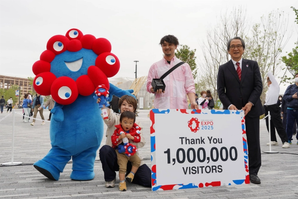 Makoto Miyamori (second from the right) receives commemorative gifts with his family as the 1 millionth visitor to the expo on Wednesday in the city of Osaka.  Makoto Miyamori (second from the right) receives commemorative gifts with his family as the 1 millionth visitor to the expo on Wednesday in the city of Osaka.