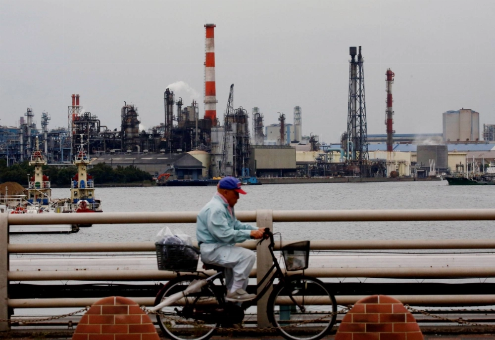 The Keihin industrial area in Kawasaki  The Keihin industrial area in Kawasaki