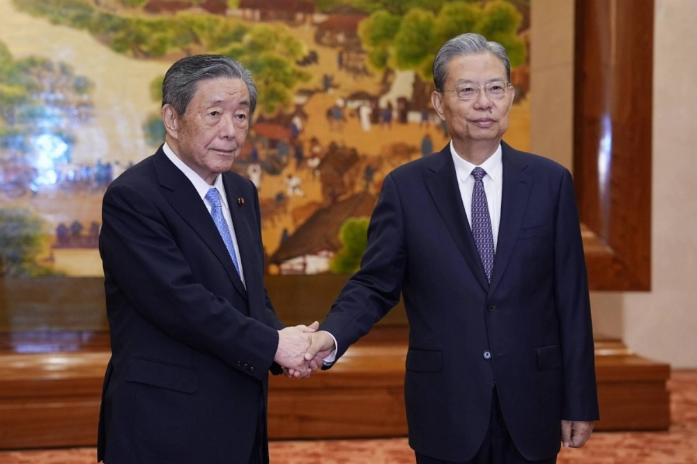 Hiroshi Moriyama (left), secretary general of the ruling Liberal Democratic Party, meets with Zhao Leji, the third-ranking official of the Chinese Communist Party, in Beijing on Tuesday. Hiroshi Moriyama (left), secretary general of the ruling Liberal Democratic Party, meets with Zhao Leji, the third-ranking official of the Chinese Communist Party, in Beijing on Tuesday.