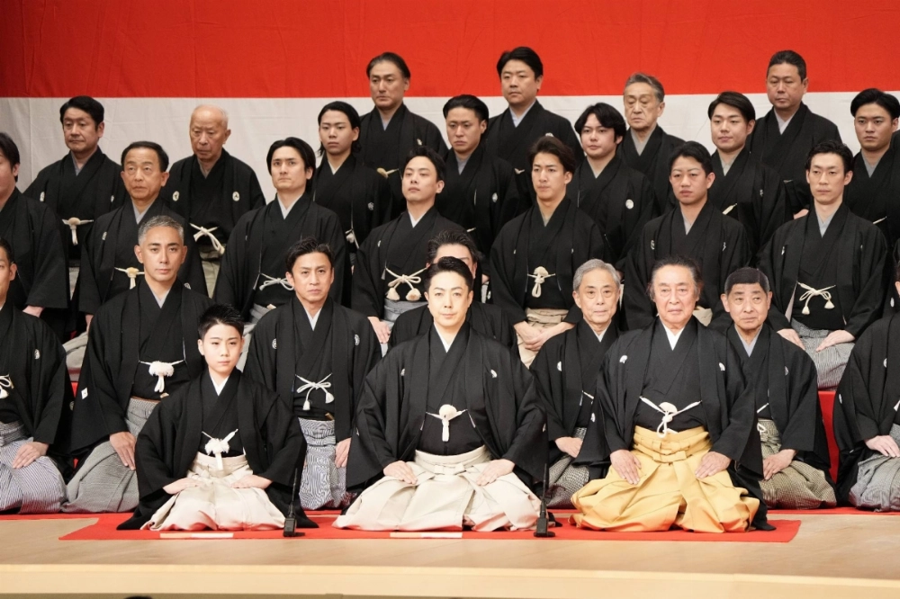 Kabuki actor Onoe Kikunosuke V, now Onoe Kikugoro VIII (front center), gives a greeting during the classical hand-clapping ceremony called "koshiki kaoyose teuchishiki" in Tokyo's Chuo Ward on Tuesday. Kabuki actor Onoe Kikunosuke V, now Onoe Kikugoro VIII (front center), gives a greeting during the classical hand-clapping ceremony called "koshiki kaoyose teuchishiki" in Tokyo's Chuo Ward on Tuesday.