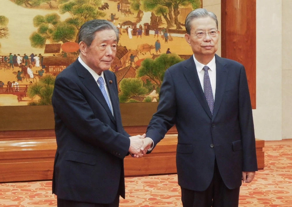 Liberal Democratic Party Secretary-General Hiroshi Moriyama (left), who also chairs the Japan-China Parliamentary Friendship Association, meets with Zhao Leji, the third-ranked official in the Chinese Communist Party and chairman of the Standing Committee of the National People's Congress, in Beijing on Tuesday. Liberal Democratic Party Secretary-General Hiroshi Moriyama (left), who also chairs the Japan-China Parliamentary Friendship Association, meets with Zhao Leji, the third-ranked official in the Chinese Communist Party and chairman of the Standing Committee of the National People's Congress, in Beijing on Tuesday.