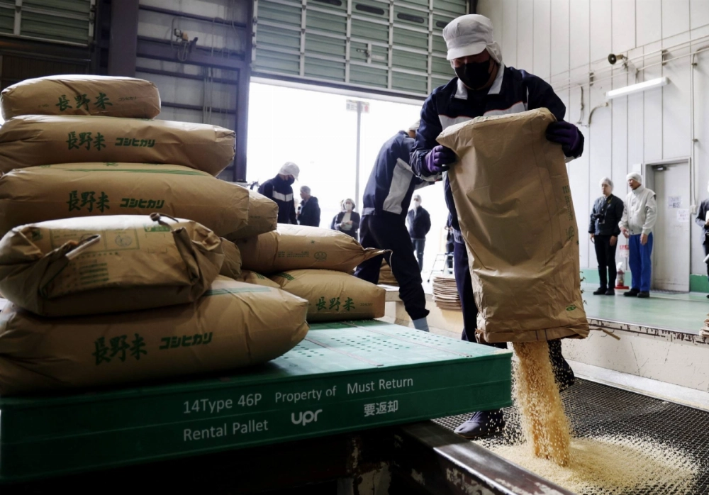 Although it has been more than a month since the government began releasing its stockpiled rice, retail prices have remained high due to sluggish distribution. Although it has been more than a month since the government began releasing its stockpiled rice, retail prices have remained high due to sluggish distribution.