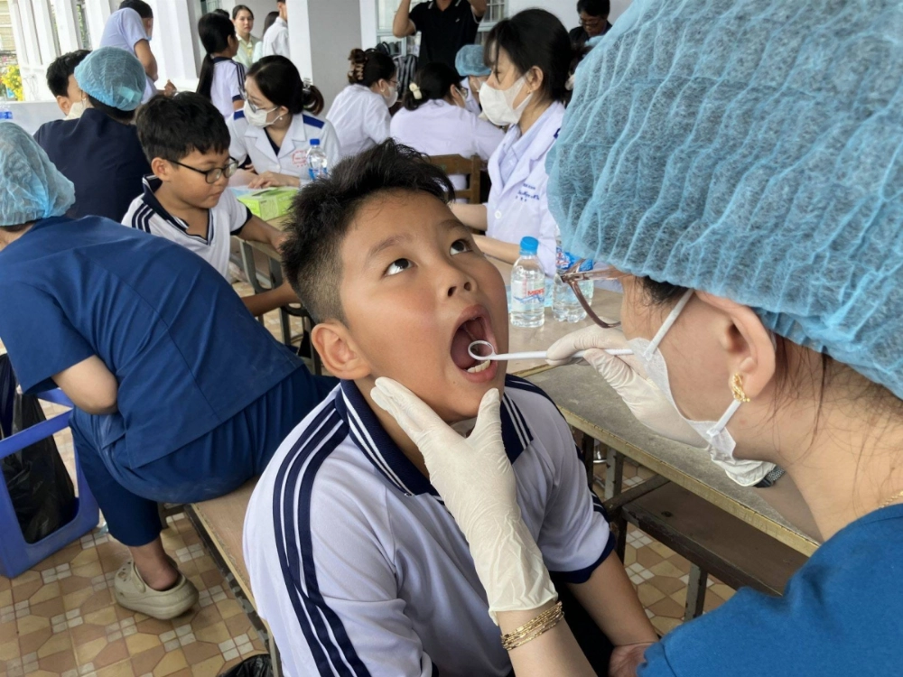 Elementary school children receive checkups from dental students in Tra Vinh, Vietnam, in March. Elementary school children receive checkups from dental students in Tra Vinh, Vietnam, in March.