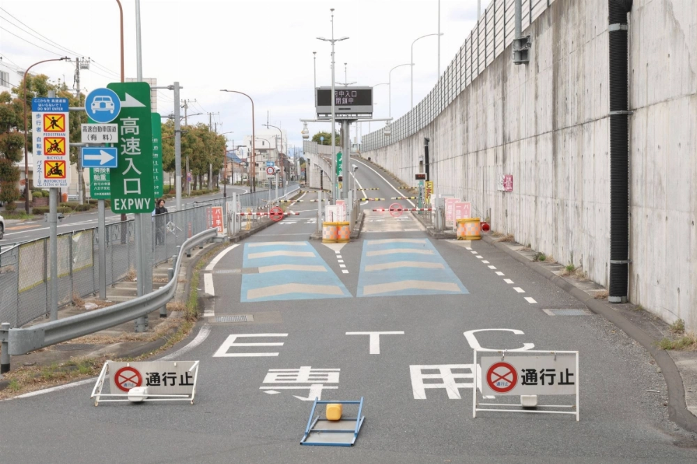 A Fuchu expressway entrance in western Tokyo is closed on April 6 due to a glitch in the Electronic Toll Collection (ETC) system.  A Fuchu expressway entrance in western Tokyo is closed on April 6 due to a glitch in the Electronic Toll Collection (ETC) system.