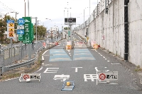 A Fuchu expressway entrance in western Tokyo is closed on April 6 due to a glitch in the Electronic Toll Collection (ETC) system.  | Jiji
