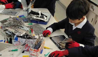 The Osaka city board of education organized classes in which elementary school students disassembled devices slated for disposal and learned about the recycling of the rare metals contained in them last November. The Osaka city board of education organized classes in which elementary school students disassembled devices slated for disposal and learned about the recycling of the rare metals contained in them last November.