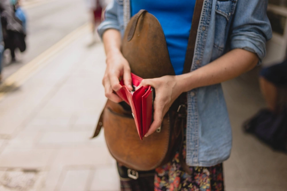 Household spending in fiscal 2024 dropped 0.1% from the previous year in price-adjusted real terms, down for the second straight year, according to the internal affairs ministry. Household spending in fiscal 2024 dropped 0.1% from the previous year in price-adjusted real terms, down for the second straight year, according to the internal affairs ministry.