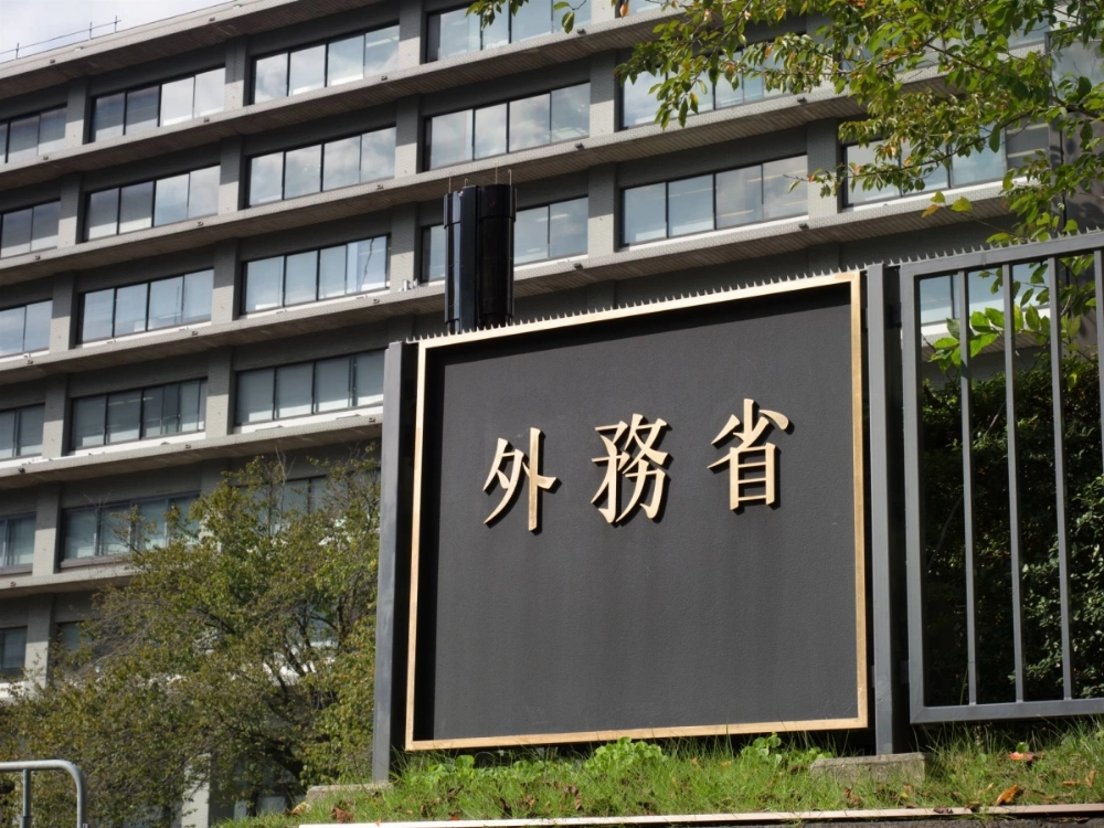 Currently, Japanese nationals living abroad are required to receive residency certificates in person at overseas diplomatic missions even if applications are submitted online.  Currently, Japanese nationals living abroad are required to receive residency certificates in person at overseas diplomatic missions even if applications are submitted online.