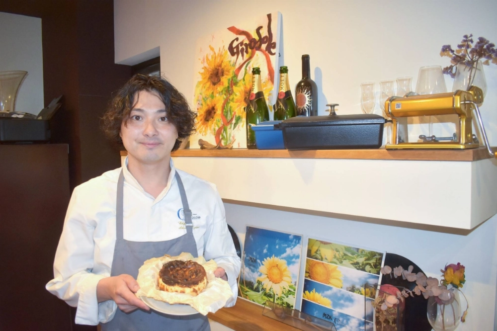 Shoichi Kojima holding a cheesecake made with funazushi on May 6 in the city of Hikone, Shiga Prefecture Shoichi Kojima holding a cheesecake made with funazushi on May 6 in the city of Hikone, Shiga Prefecture