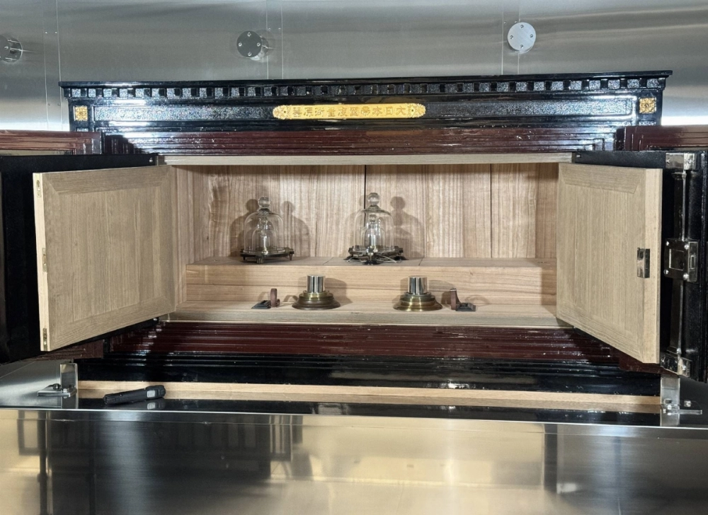 A copy of the international kilogram prototype made of platinum-iridium alloy (top right) is displayed in Tsukuba, Ibaraki Prefecture, on Monday. A copy of the international kilogram prototype made of platinum-iridium alloy (top right) is displayed in Tsukuba, Ibaraki Prefecture, on Monday.