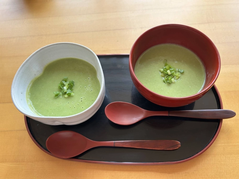 With the weather warming up, there's no better time to make a bowl of chilled "surinagashi-jiru" (pureed soup). With the weather warming up, there's no better time to make a bowl of chilled "surinagashi-jiru" (pureed soup).