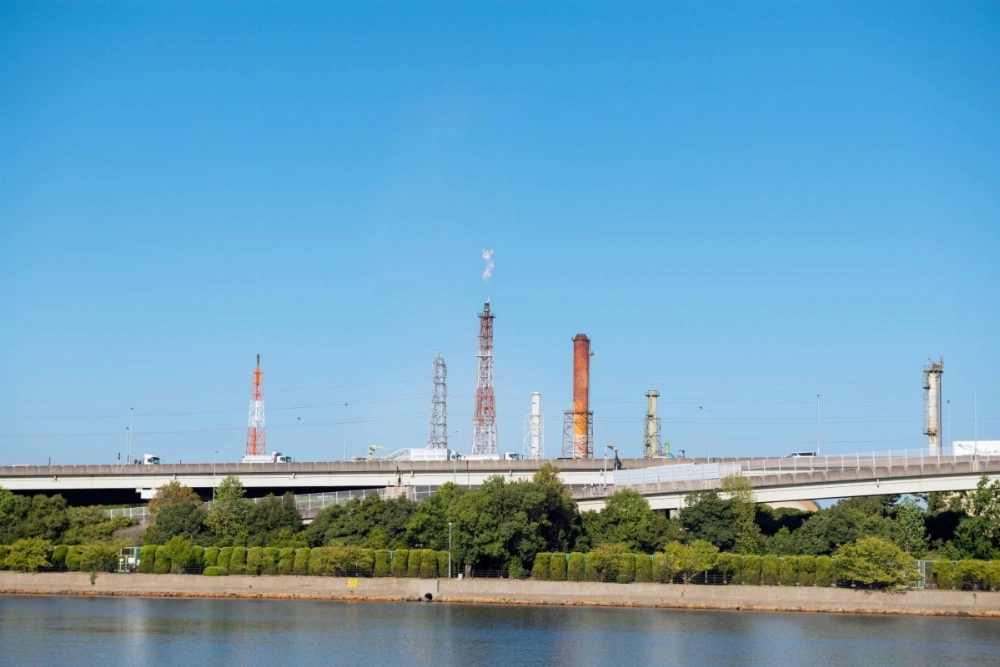 An oil refinery behind Hamadera Park in Sakai, Osaka Prefecture An oil refinery behind Hamadera Park in Sakai, Osaka Prefecture