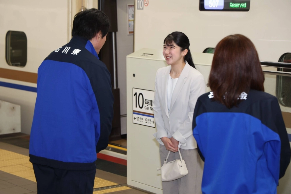 Princess Aiko is greeted by Ishikawa Gov. Hiroshi Hase (left) at the Kanazawa Station on Sunday. Princess Aiko is greeted by Ishikawa Gov. Hiroshi Hase (left) at the Kanazawa Station on Sunday.