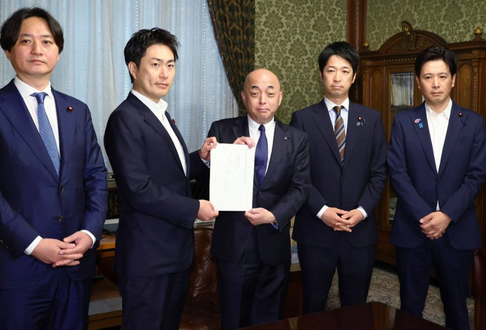 Nipppon Ishin no Kai members submit to the Lower House on Monday a bill to give legal validity to maiden names. Nipppon Ishin no Kai members submit to the Lower House on Monday a bill to give legal validity to maiden names.