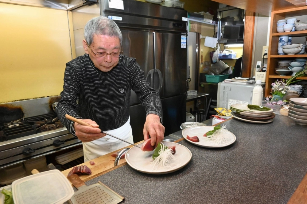 Kimihiro Matsuzaki prepares dishes at his half-century-old restaurant, Yanagi, in Iwaki, Fukushima Prefecture. Kimihiro Matsuzaki prepares dishes at his half-century-old restaurant, Yanagi, in Iwaki, Fukushima Prefecture.