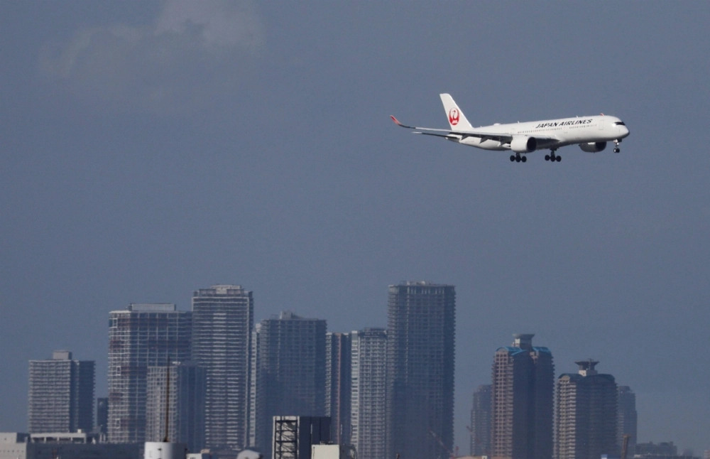 An aircraft approaches Haneda Airport. During the month of June, many travelers from South Korea landing at the airport will be eligible for fast-track entry procedures. An aircraft approaches Haneda Airport. During the month of June, many travelers from South Korea landing at the airport will be eligible for fast-track entry procedures.