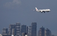 An aircraft approaches Haneda Airport. During the month of June, many travelers from South Korea landing at the airport will be eligible for fast-track entry procedures. | Reuters