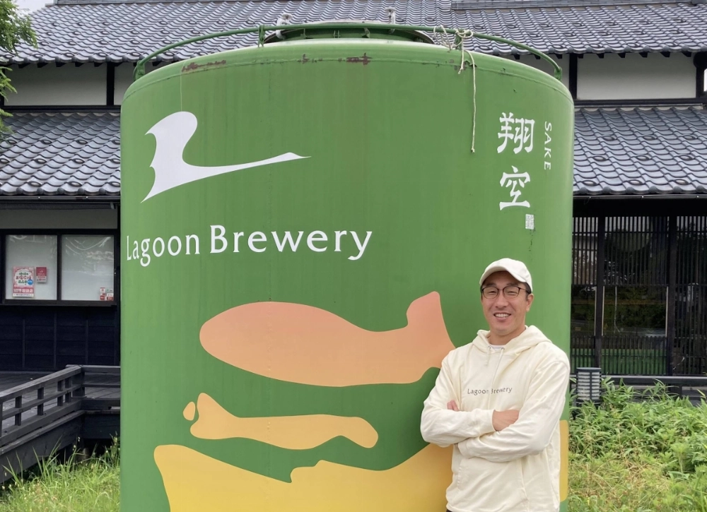 After establishing Lagoon Brewery in 2021, Yosuke Tanaka began making export-only "nihonshu" (Japanese sake) and later, "craft sake," a new genre of sake that isn't bound by the rules of traditional sakemaking. After establishing Lagoon Brewery in 2021, Yosuke Tanaka began making export-only "nihonshu" (Japanese sake) and later, "craft sake," a new genre of sake that isn't bound by the rules of traditional sakemaking.