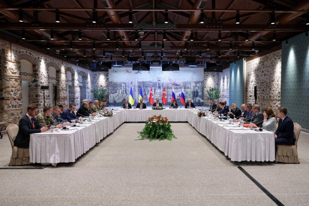 Russian and Ukrainian delegations attend a meeting in Istanbul on May 16.  Russian and Ukrainian delegations attend a meeting in Istanbul on May 16.