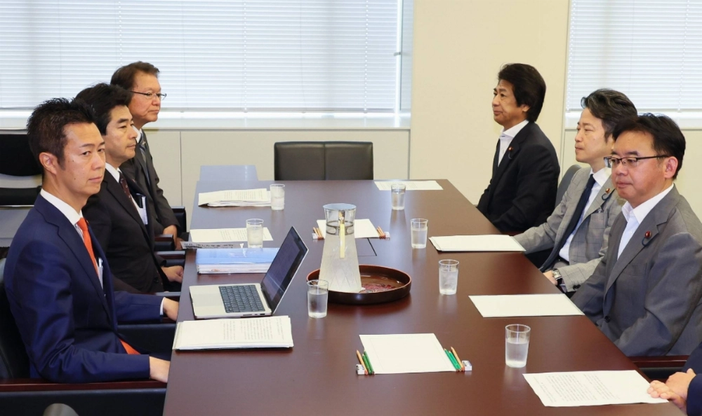 Liberal Democratic Party and Komeito lawmakers meet to discuss a pension reform bill at the Diet in Tokyo on Thursday.  Liberal Democratic Party and Komeito lawmakers meet to discuss a pension reform bill at the Diet in Tokyo on Thursday.