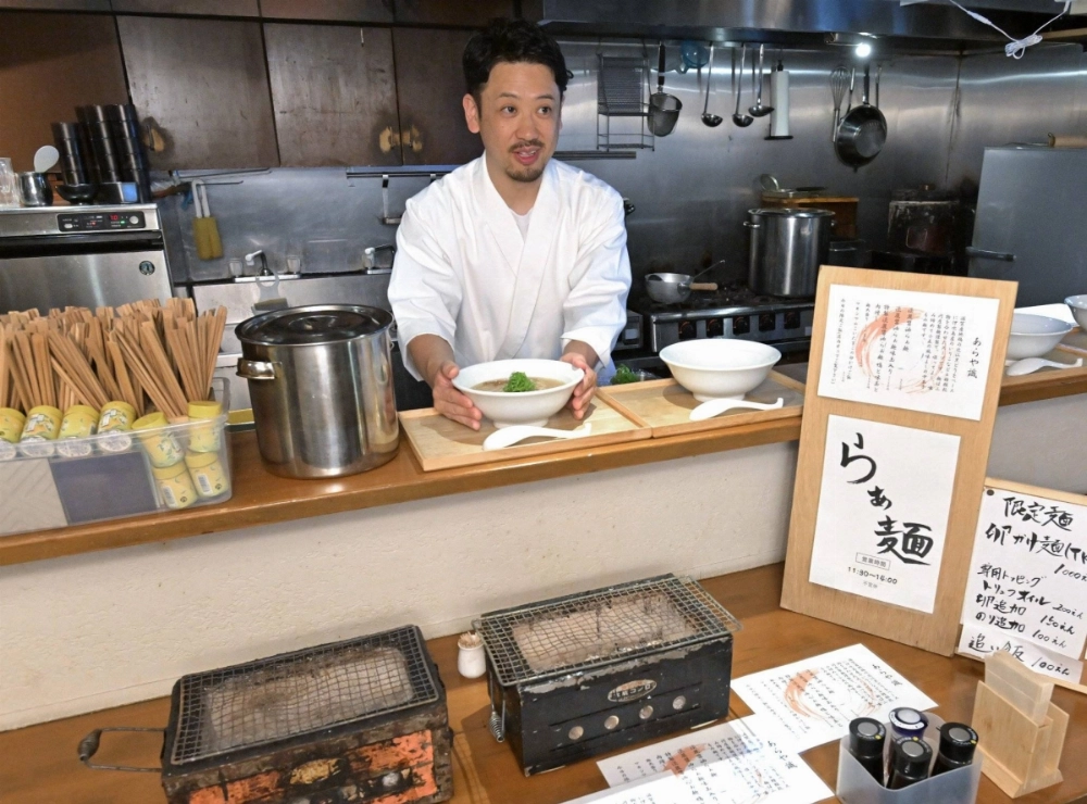 Shu Yamamoto runs a ramen shop in the city of Hiroshima by renting a barbecue restaurant during its off hours. Shu Yamamoto runs a ramen shop in the city of Hiroshima by renting a barbecue restaurant during its off hours.