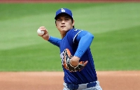 The Dodgers' Shohei Ohtani pitches during a live bullpen session at Citi Field in New York on Sunday. | JIJI