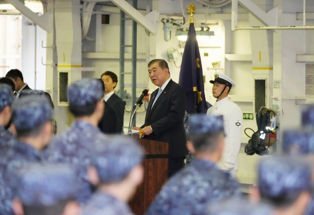 Prime Minister Shigeru Ishiba speaks with members of the Maritime Self-Defense Force in Kyoto Prefecture on Sunday. Prime Minister Shigeru Ishiba speaks with members of the Maritime Self-Defense Force in Kyoto Prefecture on Sunday.