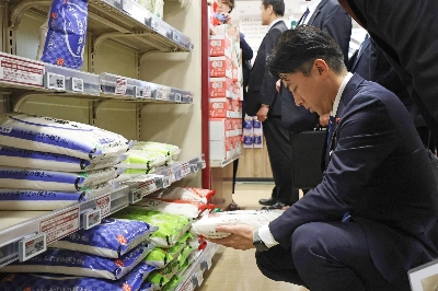Farm minister Shinjiro Koizumi visits a supermarket to check the prices of rice on Friday in Koto. Farm minister Shinjiro Koizumi visits a supermarket to check the prices of rice on Friday in Koto.