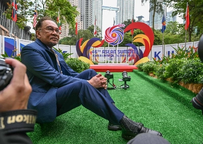 Malaysian Prime Minister Anwar Ibrahim speaks with the press as he waits to greet leaders before an Association of Southeast Asian Nations (ASEAN) summit in Kuala Lumpur on Monday. Malaysian Prime Minister Anwar Ibrahim speaks with the press as he waits to greet leaders before an Association of Southeast Asian Nations (ASEAN) summit in Kuala Lumpur on Monday.