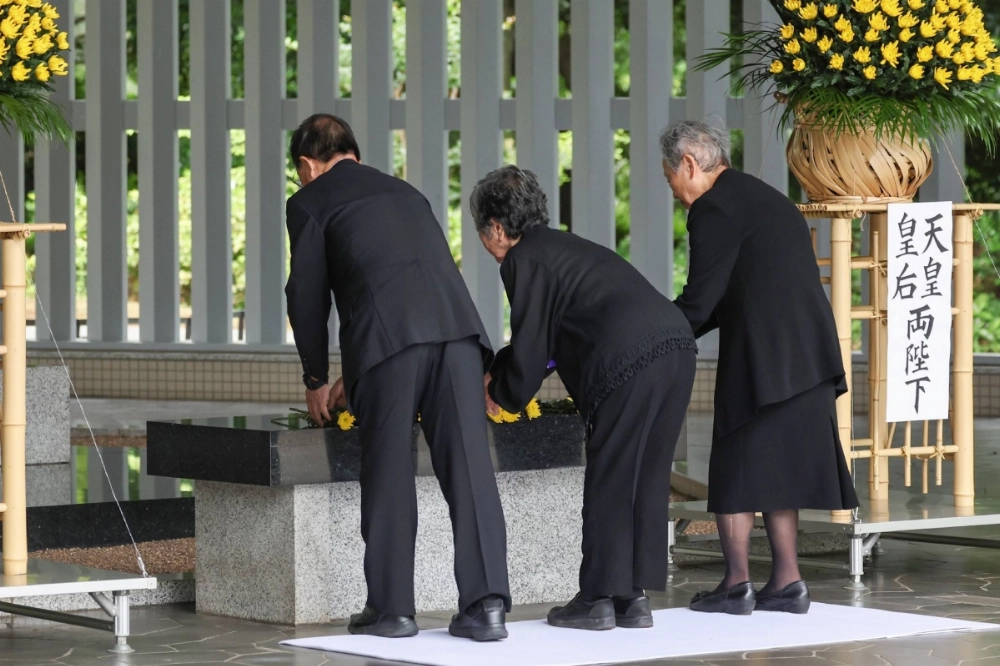 Representatives of bereaved families lay flowers at a memorial service held at Chidorigafuchi National Cemetery in Tokyo on Monday. Representatives of bereaved families lay flowers at a memorial service held at Chidorigafuchi National Cemetery in Tokyo on Monday.