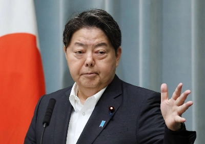 Chief Cabinet Secretary Yoshimasa Hayashi says the government will take the lead in reusing soil removed during decontamination work at the Fukushima No. 1 nuclear plant. Chief Cabinet Secretary Yoshimasa Hayashi says the government will take the lead in reusing soil removed during decontamination work at the Fukushima No. 1 nuclear plant.