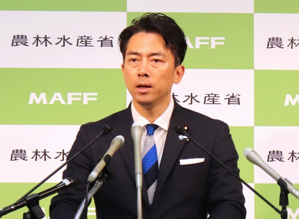 Farm minister Shinjiro Koizumi said at a news conference Tuesday that the ministry is planning to sign contracts with retailers that have applied by Wednesday for the no-bid procedure and hand them the stockpile rice as early as Thursday. Farm minister Shinjiro Koizumi said at a news conference Tuesday that the ministry is planning to sign contracts with retailers that have applied by Wednesday for the no-bid procedure and hand them the stockpile rice as early as Thursday.