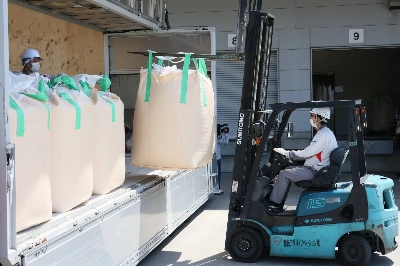 Stockpiled rice arrives Thursday at a rice-milling factory operated by an Iris Ohyama subsidiary in the town of Watari, Miyagi Prefecture. Stockpiled rice arrives Thursday at a rice-milling factory operated by an Iris Ohyama subsidiary in the town of Watari, Miyagi Prefecture.