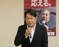 Itsunori Onodera, policy chief of the ruling Liberal Democratic Party, on Wednesday visited the city of Kawaguchi in Saitama Prefecture to address issues between Kurdish residents and locals, including illegal waste dumping. | Jiji