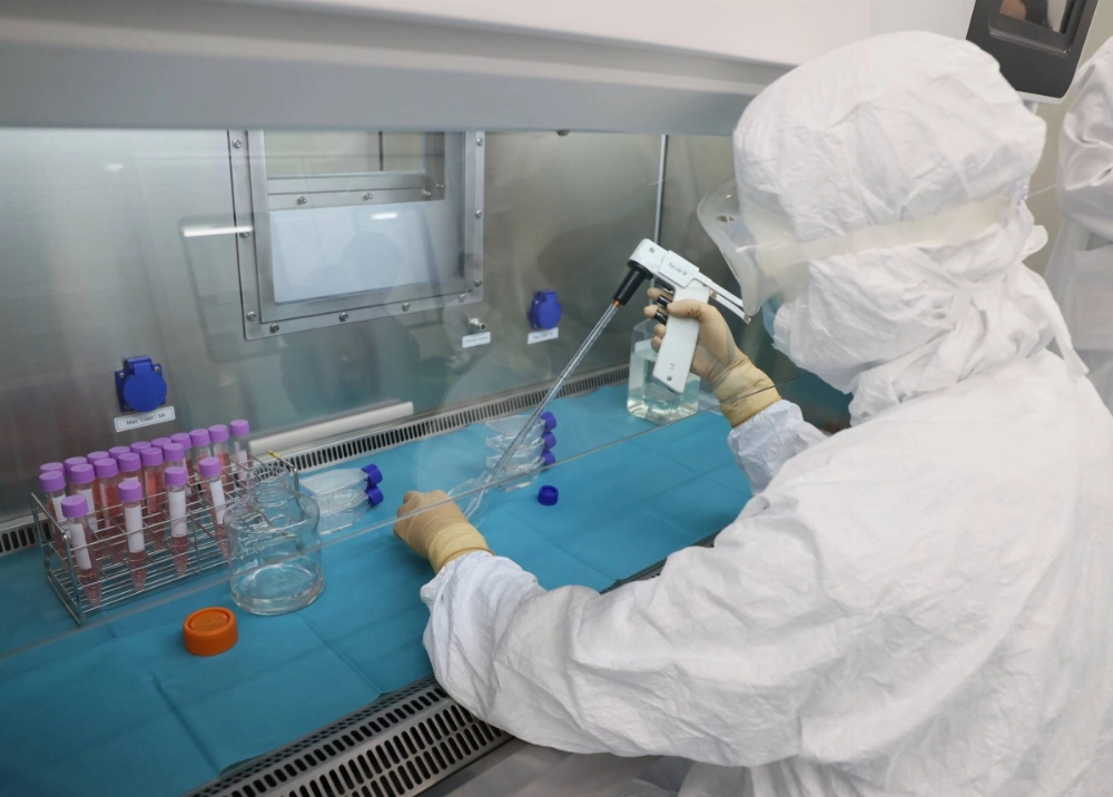 A lab at Kyoto University Hospital. A team comprising members from Kyoto University and elsewhere has discovered a way to predict whether someone will develop esophageal cancer.  A lab at Kyoto University Hospital. A team comprising members from Kyoto University and elsewhere has discovered a way to predict whether someone will develop esophageal cancer.